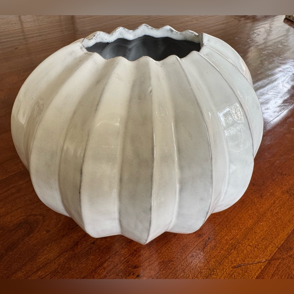 Vietri Incanto Handmade Earthenware White Round Pleated Vase - Picture 4 of 11